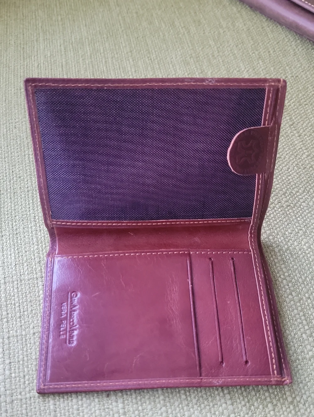 GanMarcoVenturi Brown Leather Passport Wallet - Classic Men's Accessory